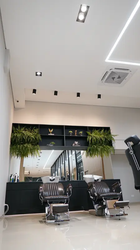Estação de lavagem com poltronas premium e plantas