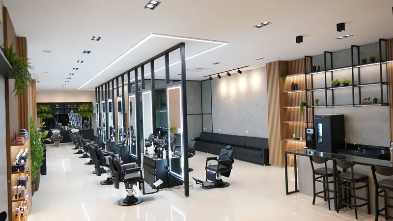 Ambiente completo da barbearia com bar ao fundo