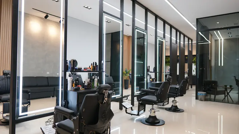 Salão da GW Barbearia com espelhos iluminados por LED